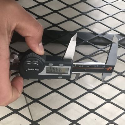 Metallo perforato esagonale spessore 1,5 mm maglia perforata in acciaio inossidabile
